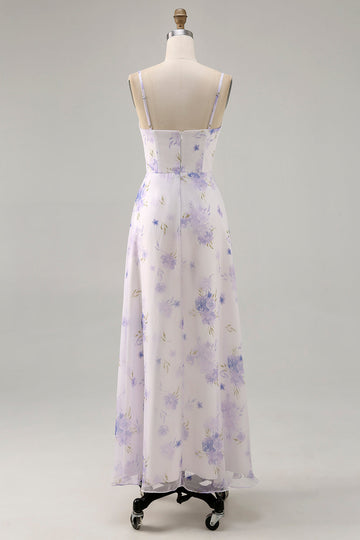 Vestido de invitada de boda con tirantes finos de flores lavanda y abertura